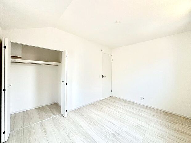 【子供部屋】お子さまのお部屋としても!衣類の整理整頓に便利なクローゼット付きの洋室。