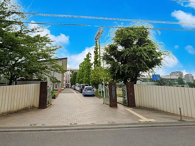 戸田市立新曽中学校（約740m）