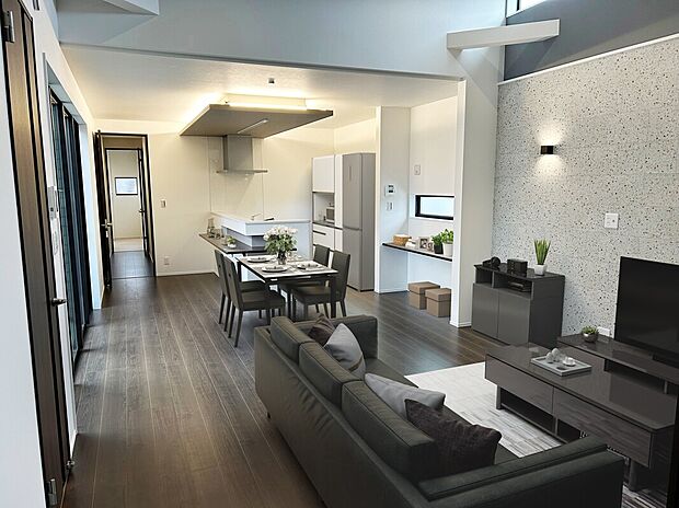 勾配天井を採用し、広い空間を演出しました!建具もハイタイプを使用しており、より圧迫感のない開放的な造りとなっております。是非一度ご体感ください!※家具などはCGによるイメージです。