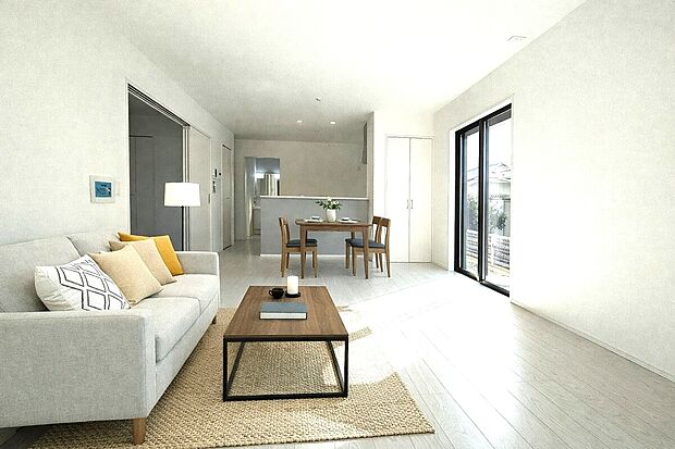 大きな窓から光が差し込む明るいLDK。家具配置もしやすく、家族団らんや来客時にも快適に過ごせる空間です。インテリアが映える、開放感のある設計が魅力です♪(家具はCGイメージです。)