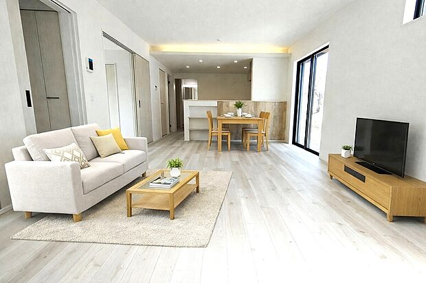 大きな窓から光が差し込む明るいリビングは、家族が自然と集まる心地よい空間。インテリアも調和され、くつろぎと機能性を兼ね備えた、毎日の暮らしを彩る中心スペースです♪(家具はCGイメージです。)(1号棟)