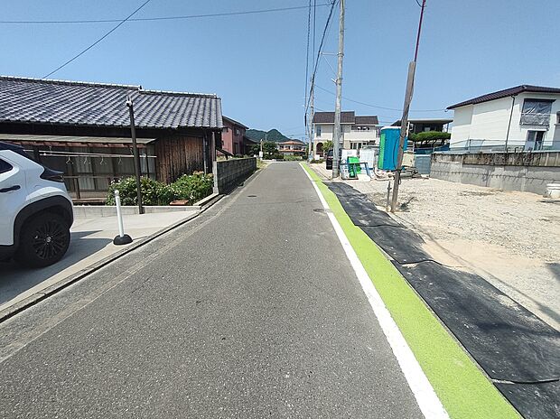 北西側前面道路です♪