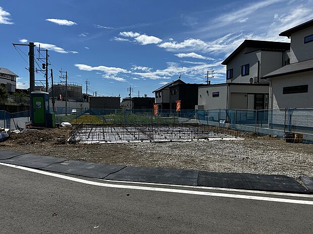 広さ十分な土地です。駐車も複数台可能になる予定です。