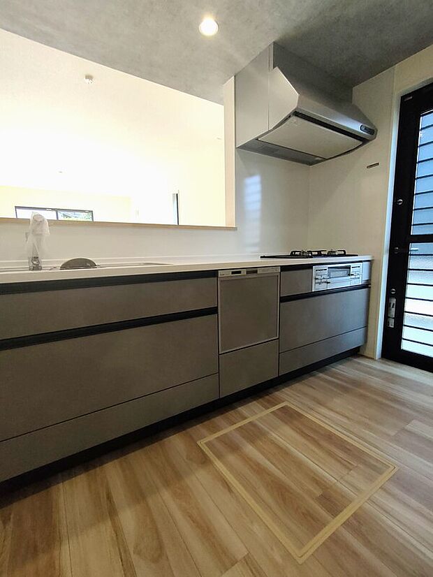 【キッチン(1号棟)】リビングのお子様を見守りながらお料理ができる対面キッチン♪