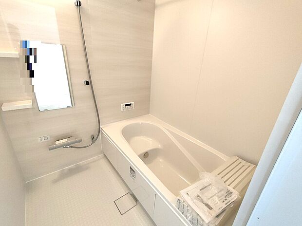 【浴室(1号棟)】明るく清潔感のある浴室は、浴槽とシャワーを備えた使いやすい設計。毎日の疲れを癒しながら、ゆったりとくつろげる心地よいバスタイムを楽しめる、ゆとりある贅沢なひとときを過ごせる空間です♪