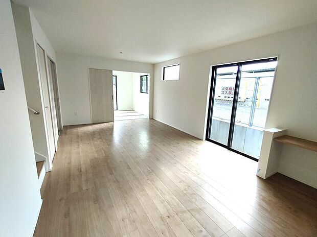 【LDK】18.6帖の広々としたリビングは、窓から光が差し込む開放的な空間。家具の配置も自由に楽しめ、家族の集まる場所としてゆとりある暮らしを叶える、快適で明るい住空間です♪