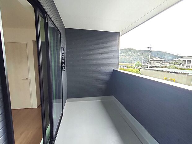 【バルコニー】インナータイプのバルコニーは、屋根付きで雨の日も安心。外壁と一体感のある設計で、プライバシーにも配慮。洗濯物干しやくつろぎスペースとしても使える、快適なアウトドア空間です♪