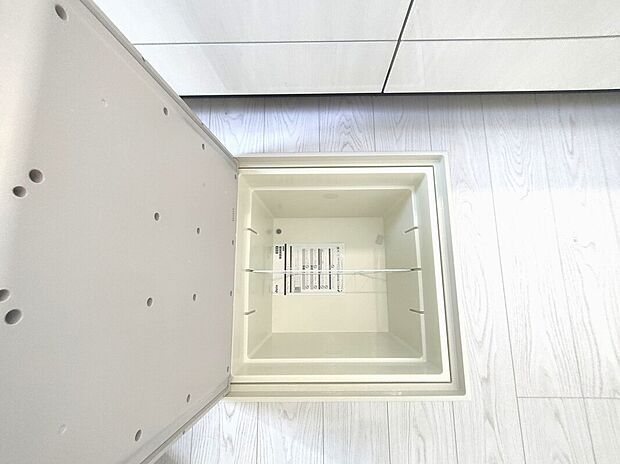 【床下収納】床下収納は、普段使わない食品や備品などをすっきりしまえる便利なスペース。限られた空間を有効活用でき、キッチンまわりの整理整頓にも役立ちます♪