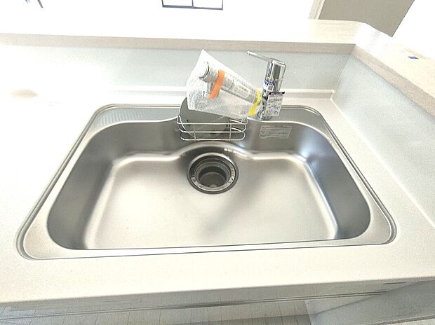【シンクスペース】ステンレス製のシンクは清潔感があり、日々の調理や片付けも快適。水切りラック付きで使い勝手も良く、キッチンまわりをすっきり保てる設計です♪
