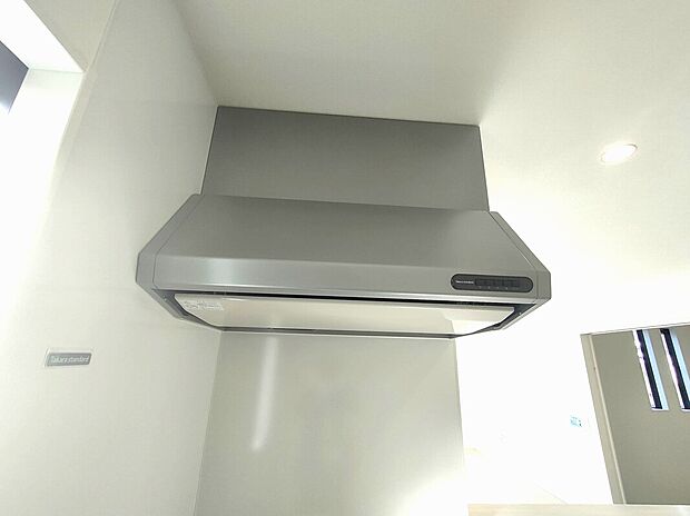 【レンジフード】スタイリッシュなレンジフードは、空間に馴染むデザインと高い換気性能を両立。調理中の煙や臭いをしっかり吸収し、清掃性にも優れた快適なキッチン環境を保ちます♪
