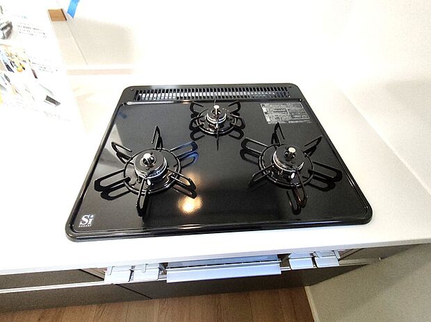 【3口ガスコンロ】光沢のあるブラックのガスコンロは、3口タイプで調理効率も良好。スタイリッシュなデザインがキッチン空間に映え、日々の料理を快適にサポートします♪