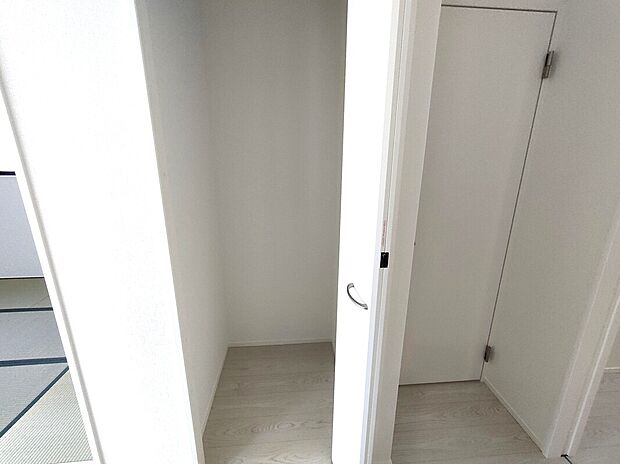 【パントリー(1号棟)】キッチン横に設けられたパントリーは、食品や日用品のストックに便利。棚付きで整理しやすく、生活感を隠しながらすっきりとした空間を保てます♪