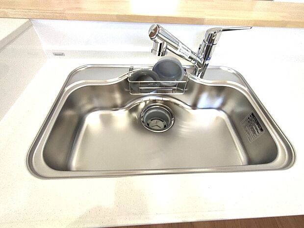 【シンクスペース(2号地)】ステンレス製のシンクは清潔感があり、日々の調理や片付けも快適。水切りラック付きで使い勝手も良く、キッチンまわりをすっきり保てる設計です♪