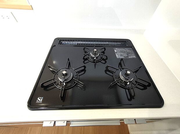 【3口ガスコンロ(2号地)】光沢のあるブラックのガスコンロは、3口タイプで調理効率も良好。スタイリッシュなデザインがキッチン空間に映え、日々の料理を快適にサポートします♪