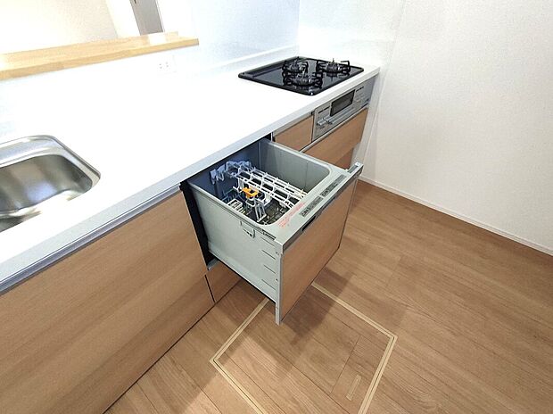 【自動食器洗乾燥機(2号地)】ビルトイン食洗機は、家事の時短に役立ち、手洗いよりも節水・衛生的。収納一体型でキッチンの美観を損なわず、静音設計で夜間の使用も快適。毎日の暮らしをスマートに支えます♪