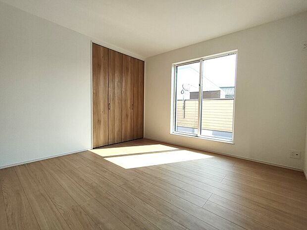 【主寝室(2号地)】2階8帖の主寝室は、ゆとりある広さと大きな窓からの光で心地よく過ごせる空間。収納も備わり、寝室としてはもちろん、ワークスペースを設けても快適に使える一室です♪