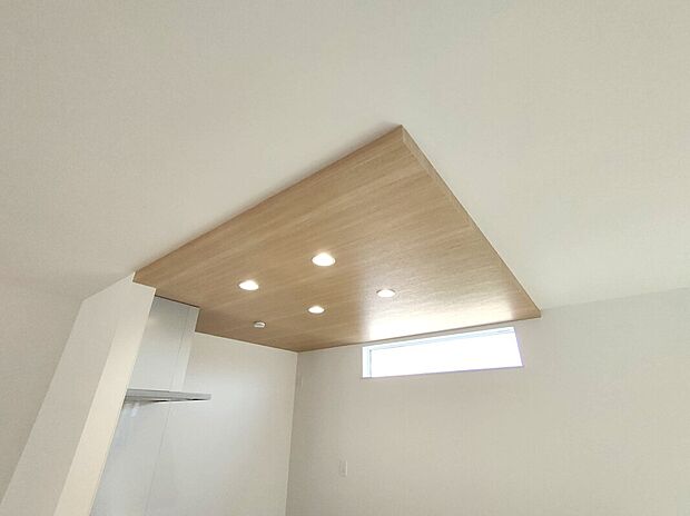 【折下げ天井(2号地)】折下げ天井が空間に奥行きを生み出し、照明演出でキッチンが映える設計。デザイン性と機能性を兼ね備え、住まいの印象を引き締める上質な空間づくりがされています♪