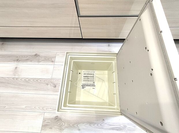 【床下収納】床下収納は、普段使わない食品や備品などをすっきりしまえる便利なスペース。限られた空間を有効活用でき、キッチンまわりの整理整頓にも役立ちます♪