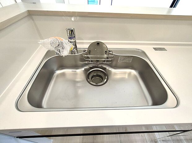 【シンクスペース】ステンレス製のシンクは清潔感があり、日々の調理や片付けも快適。水切りラック付きで使い勝手も良く、キッチンまわりをすっきり保てる設計です♪