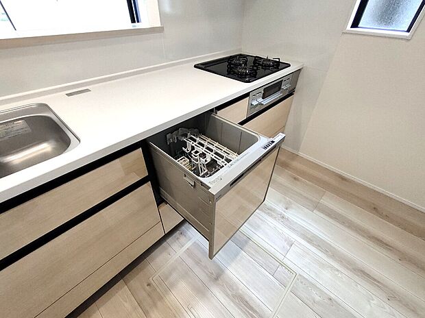 【自動食器洗乾燥機】ビルトイン食洗機は、家事の時短に役立ち、手洗いよりも節水・衛生的。収納一体型でキッチンの美観を損なわず、静音設計で夜間の使用も快適。毎日の暮らしをスマートに支えます♪