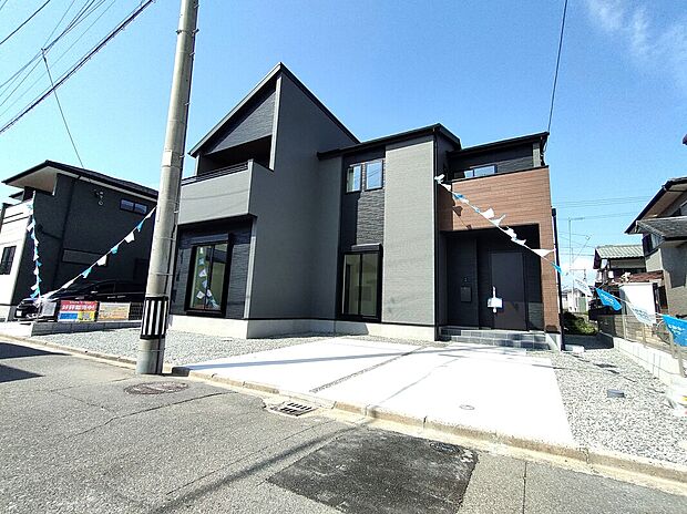 【2号棟外観】落ち着いた配色と直線的なフォルムが調和した、洗練された印象の外観デザイン。大きな窓がアクセントとなり、住宅街の中でも存在感を放つスタイリッシュな佇まいです♪