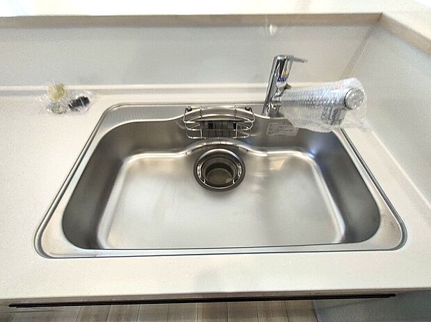 【シンクスペース(1号棟)】ステンレス製のシンクは清潔感があり、日々の調理や片付けも快適。水切りラック付きで使い勝手も良く、キッチンまわりをすっきり保てる設計です♪