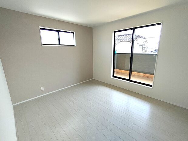 【主寝室(1号棟)】2階8帖の主寝室は、ゆったりとした広さでベッドや家具も配置しやすく、窓からの光が心地よい空間。落ち着いた内装で、1日の疲れを癒すプライベートルームとして最適です♪