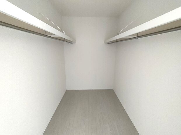 【ウォークインクローゼット(1号棟)】主寝室に併設されたウォークインクローゼットは、衣類や小物をすっきり収納できる便利な空間。動線もスムーズで、朝の身支度や季節の入れ替えも快適。暮らしにゆとりを生み出します♪