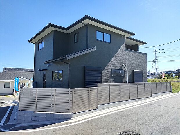 【1号棟外観(裏側)】落ち着いたトーンの外壁が印象的な裏側の外観は、重厚感と上品さを兼ね備えた佇まい。シンプルなライン構成が美しく、街並みに調和する洗練されたデザインです♪