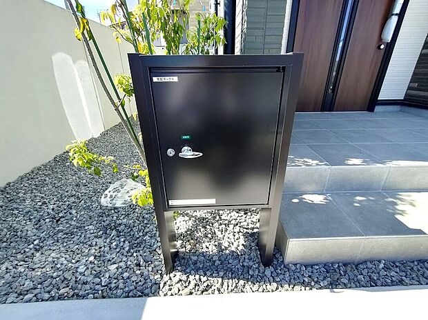 【宅配ボックス(1号棟)】宅配ボックスを設置した玄関まわりは、不在時でも荷物を受け取れる便利な設備。スタイリッシュなデザインが外観に調和し、暮らしの快適さと安心を高めます♪