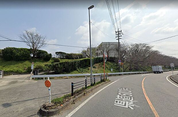 南郷小学校（約210m）