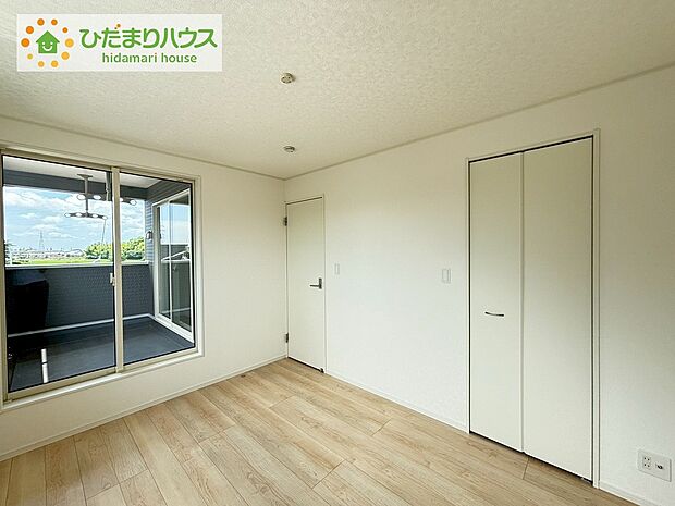 【主寝室】《3号棟》バルコニーに面していて、たっぷり光りの入る明るい主寝室です！