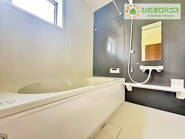 【バスルーム】清潔感のある浴室はゆったり浸かれて日頃の忙しさから解放してくれます