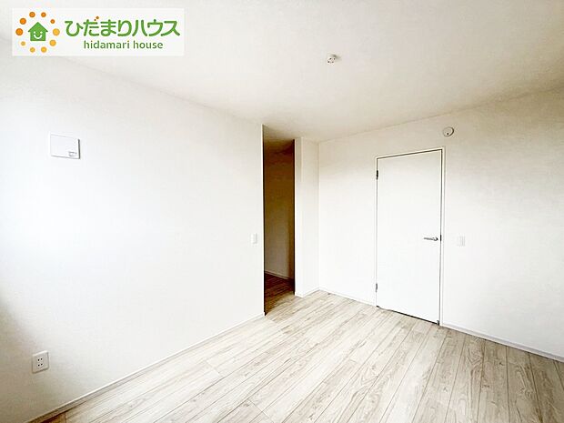 【主寝室】《2号棟》天井の高い主寝室。ゆっくりと過ごせる大人のくつろぎ空間！