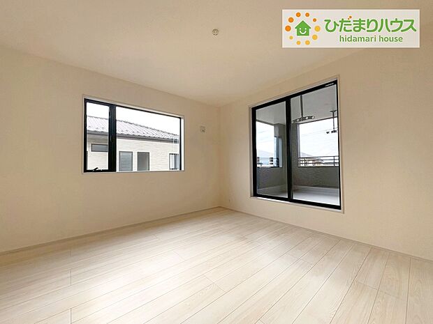 【主寝室】バルコニーに面していて、たっぷり光りの入る明るい主寝室です！