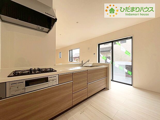 【キッチン】システムキッチン、広い作業スペース、快適な生活を叶える高い利便性を兼ね備えた住宅