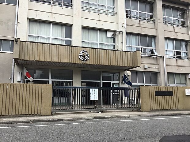 河西中学校(約1,300m)