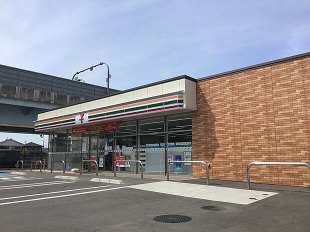 セブンイレブン和歌山楠見中西店（約658m）