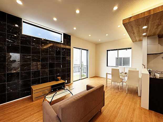 【和歌浦東3-2 LDK】家族が過ごすリビングは、石材調アクセントウォールがあることで内装の雰囲気がグッと引き締まって高級感があります。