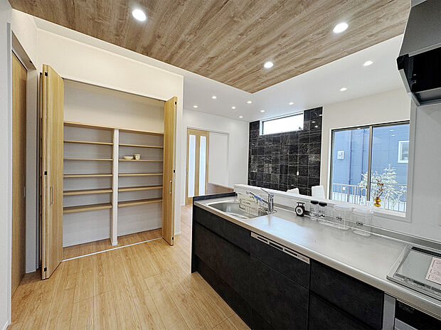 【和歌浦東3-2 キッチン】キッチン横には大きめパントリーがあるので
生活感を隠しながら収納でき、便利でスッキリとした空間に