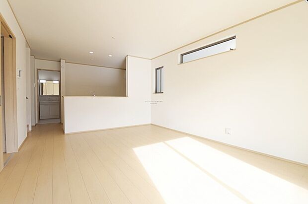 キッチンの横に洗面所を配置しました。水回りが集中していると朝の家事動線が楽になりますね！家事のストレスが減ると住み心地の良い住まいになります。