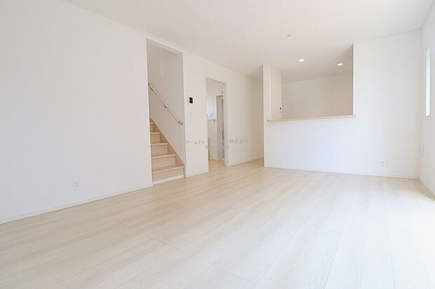 明るく開放感のあるリビング。対面式キッチンは、いつでもご家族を感じられる空間作りの重要ポイントになりそうです。