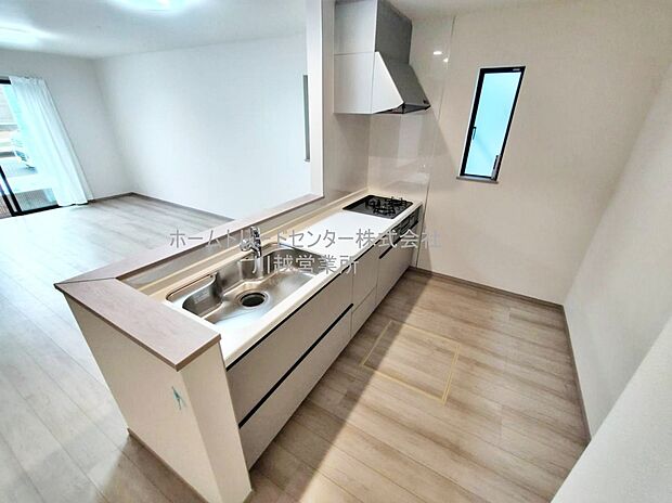 大容量の収納スペースは取り出しやすく、しまいやすいスライドタイプ、大きな鍋などの調理器具や、調味料も出し入れしやすいですね。