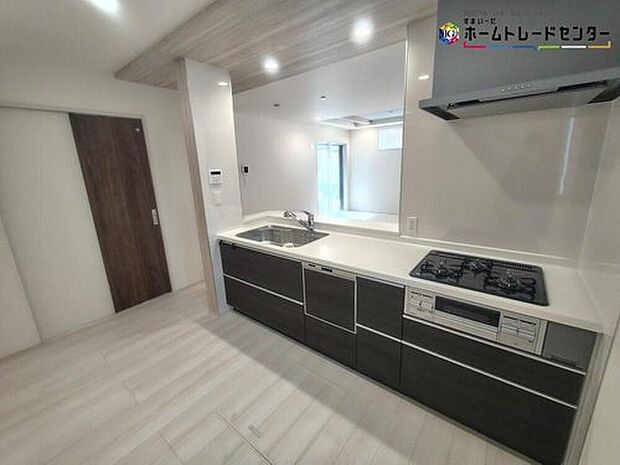 収納力豊富、爽やかなシステムキッチンを用意しております。さっと拭き取るだけで汚れが簡単にとれますので、キッチンスペースをいつでもすっきりとお使い頂けます。