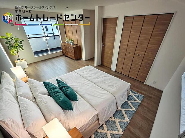 大きなベッドを置いてもゆとりのある広さ！収納完備しておりますので、家具が少なくて済みます！お掃除もラクラクですね♪※家具をCGで加工しています。家具付き販売ではございません。