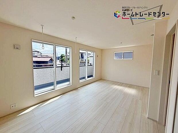 光が差し込む室内には、穏やかな時間が流れます。休日には、落ち着いた空間で自分の趣味を楽しむのはいかがですか。