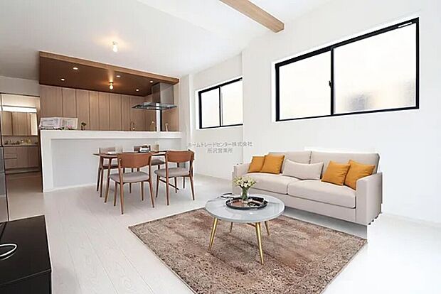 【リビング】縦長で奥行きのあるリビングは、家具の配置がしやすく使い勝手が非常に良いです。特にソファを配置した時にその便利さがお分かりいただけると思います。ゆったりと、くつろげる場所です。