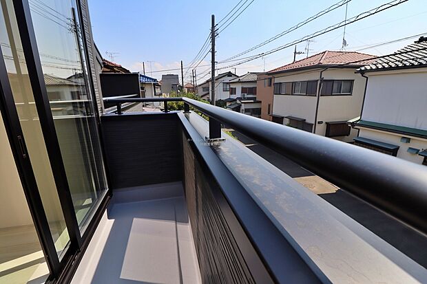 【バルコニー】日当たりのよい広さのあるバルコニー。一度にたくさんの洗濯物を干すことができます。