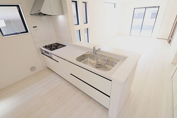 【キッチン】大容量の収納スペースは取り出しやすく、しまいやすいスライドタイプ、大きな鍋などの調理器具や、調味料も出し入れしやすいですね。