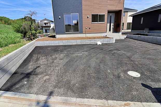 【駐車場】嬉しいコンクリート仕上げのカースペース。雨の日も足元を気にせず外出できます。ご家族の駐輪場としてもお使いいただけます。
